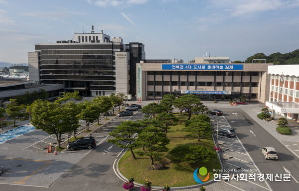 송영기 (유)삼흥산업 회장, 김제시에 이웃돕기 성금·고향사랑기부금·김제사랑장학금 기탁