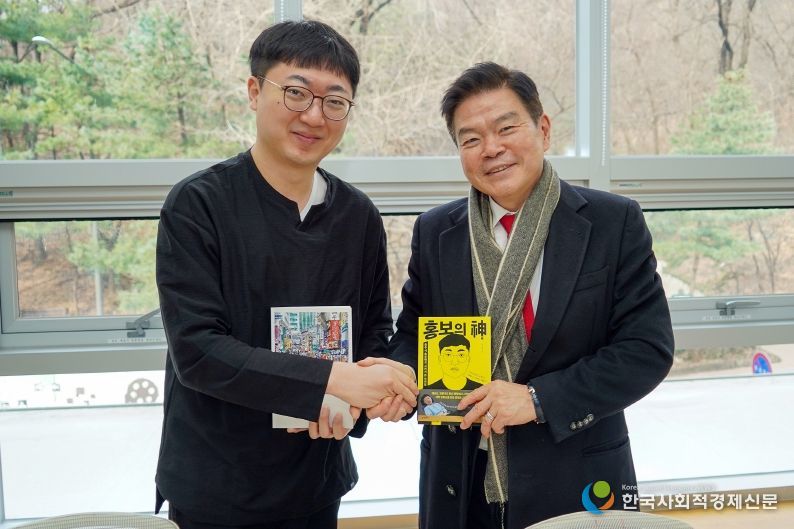 충주시 김선태 주무관과 기념 촬영하는 이필형 동대문구청장