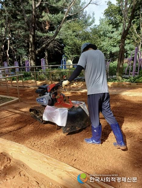 성남시 황송공원 내 황톳길에서 로터리 작업(흙 뒤집기)을 진행하고 있다