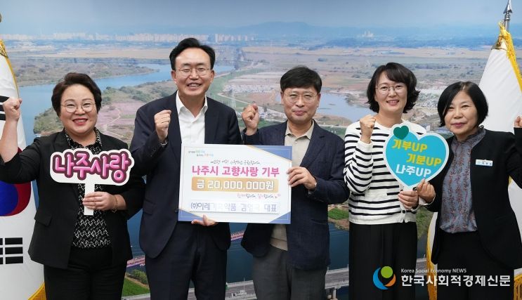 ㈜이레가축약품 김영국 대표(사진 가운데)는 21일 윤병태 나주시장에게 3년 연속 고향사랑기부금 최고 한도액을 기탁했다. (사진 제공-나주시)