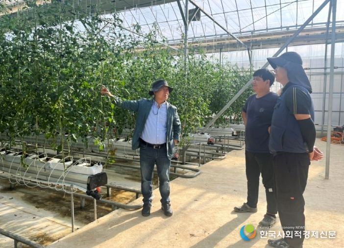 나주시가 청년 농업인 역량 강화를 위해 진행한 ‘2025년 청년 농업인 교육 및 1:1 현장 컨설팅’을 마무리했다. 사진은 청년 농업인 대상으로 교육하고 있는 모습.