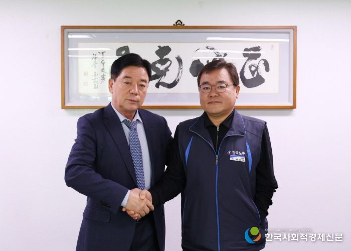 공사 이희석 사장(왼쪽)과 노동조합 이정만 위원장(오른쪽)이 기념 촬영을 하고 있다.