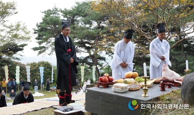 윤병태 나주시장이 지난 25일 전남 나주시 반남면 자미산 고분군 일원에서 ‘자미산 천제‧고분제’를 봉행하고 있다.