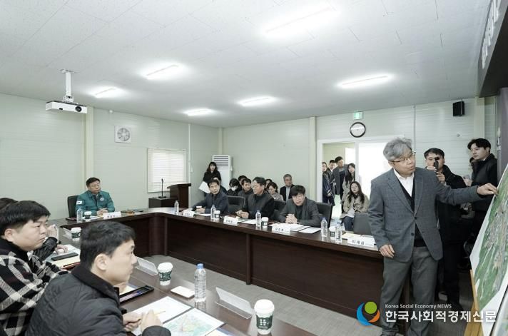 신상진 성남시장이 10일 복정1지구 조성사업 현장을 방문해 복정1지구 조성공사 전반에 대한 현황을 브리핑받고 있다