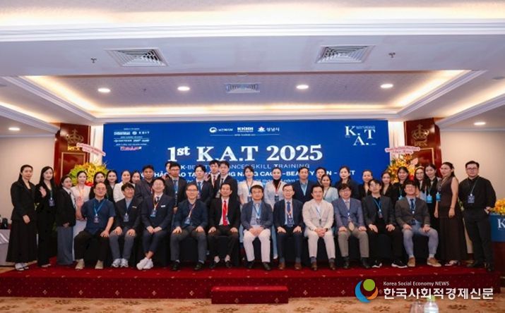 (맨 앞줄 배석 좌석 좌측부터) 리본의원 김병선 원장, 리메이드의원 이정훈 원장, KBIT 노현택 대표, 성남산업진흥원 김홍철 센터장, 르반틴 병원 쩐 반 칸 병원장, 파스칼의원 강경진 원장, 한국스마트의료기기산업진흥재단 허 영 부이사장, 분당서울대병원 허찬영 성형외과장, 순천향대 부천병원 박은수 성형외과장, 분당서울대병원 김종호 교수, 분당서울대병원 김백규 교수