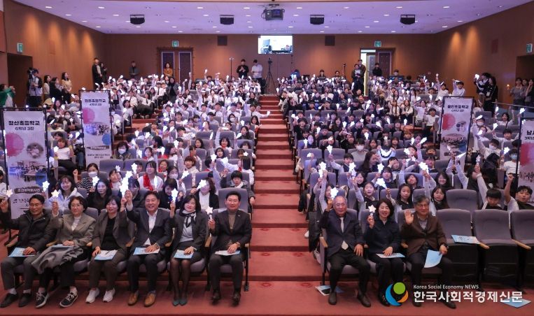 19일 용인특례시청 에이스홀에서 '노래로 기억하고 춤으로 표현하는 광복 80주년'을 주제로 청소년 창작동요·무용 발표회'가 열렸다..