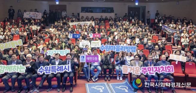 행사 참석자들이 단체 사진을 촬영하고 있다.