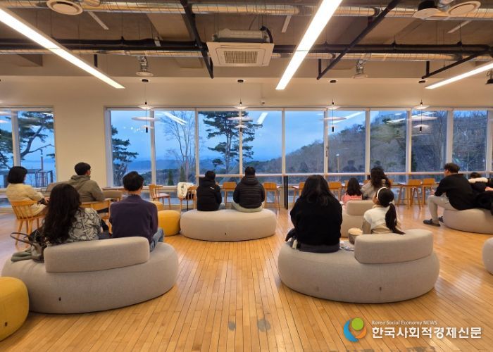 김포시가 지난 29일 애기봉평화생태공원에서 특별문화행사 ‘PEACEFUL 애기봉’을 개최했다. 멍때리기 대회에서 참여자들이 조강을 바라보며 사색을 즐기고 있다