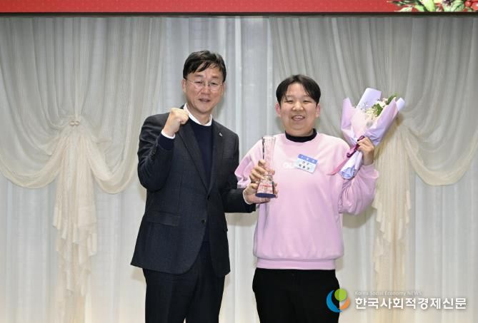 이민근 안산시장(사진 왼쪽)이 18일 안산상공회의소에서 열린 '2025 안산시 장애인 체육인의 날' 행사에서 최우수 선수상을 수상한 박충신 선수(사진 오른쪽)와 함께 기념촬영을 하고 있다.