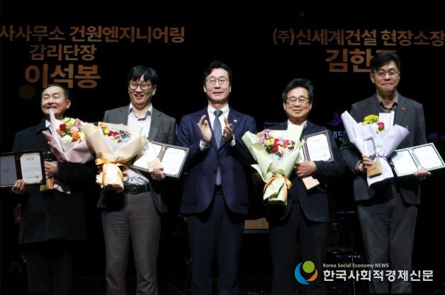 정명근 화성특례시장이 화성예술의 전당 개관기념 제야 콘서트에서 유공자들에게 특별 공로패 및 감사패를 전라하고 기념촬영을 하고 있다.