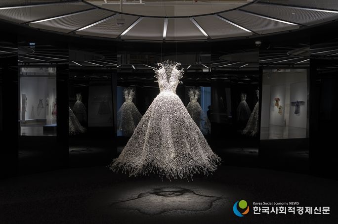 'Dreaming' 백매(White Plum), 2024, 철사, 비즈, 직물