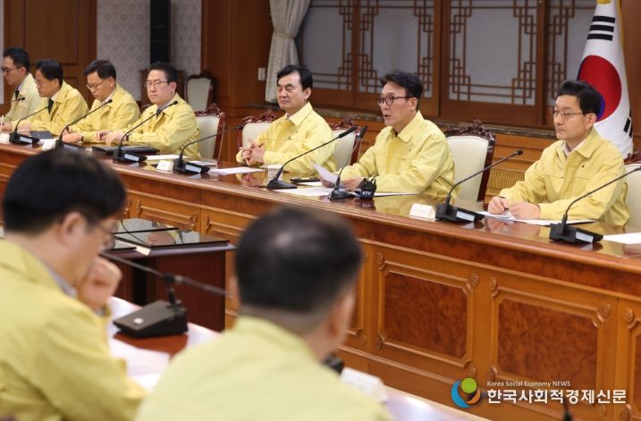 김민석 국무총리가 1일 세종대로 정부서울청사에서 열린 중동 상황점검 관련 긴급 관계부처회의를 주재하고 있다.