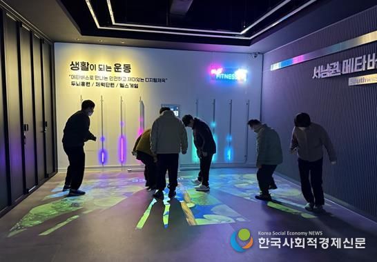 가상융합체험존(전남정보문화산업진흥원 1층)에서 시민들이 AR(증강현실) 콘텐츠 체험을 하고 있다.