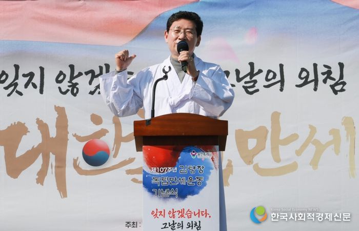 이상일 용인특례시장이 21일 용인중앙시장에서 '107주년 김량장 독립만세운동 기념행사'에 참석해 축사하고 있다