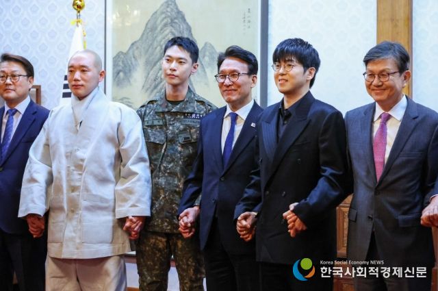 김민석 국무총리가 23일 삼청동 총리서울공관에서 열린 생명대사 및 천명수호처 만찬간담회를 주재하고 있다.