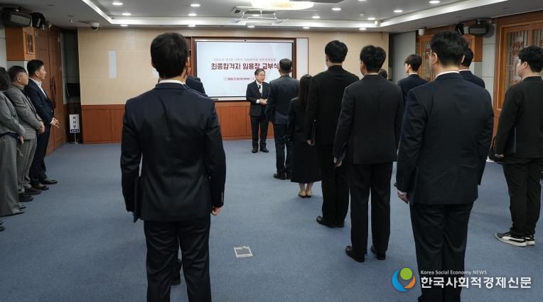 나주시가 25일 ‘2026년 제1회 지방공무원 경력경쟁임용시험’ 최종합격자 임용장 교부식을 개최했다.