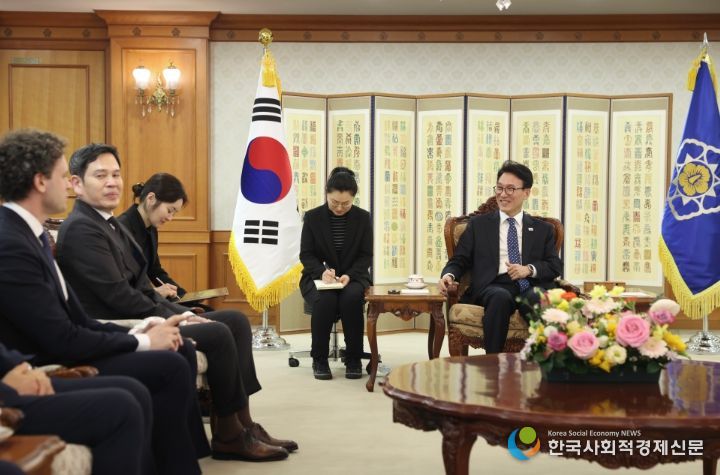 김민석 국무총리가 24일 세종대로 정부서울청사에서 미샤 라스킨 리플렉션 AI 대표·정용진 신세계그룹 회장을 접견, 인사 및 환담을 나누고 있다.