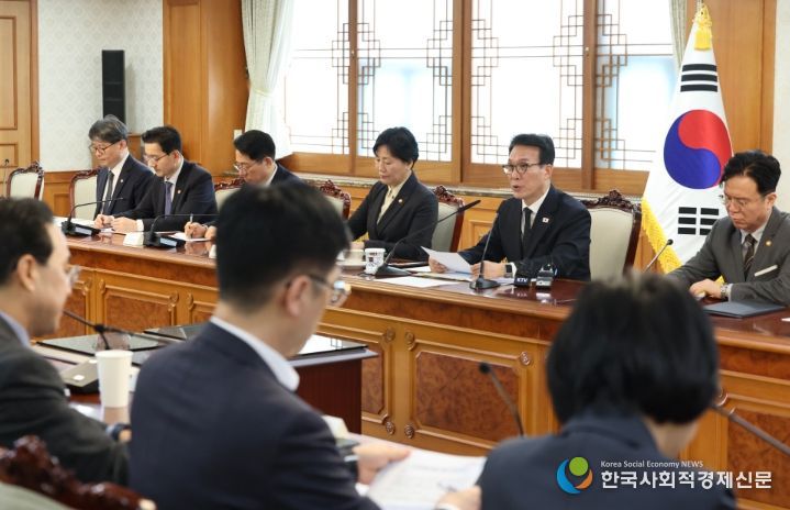 김민석 국무총리가 29일 세종대로 정부서울청사에서 열린 비상경제본부회의를 주재하고 있다.(국무조정실)
